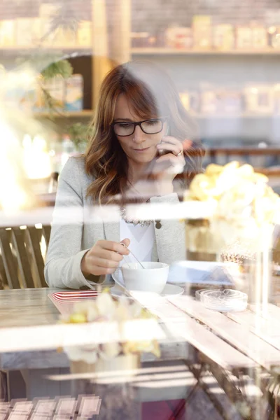 Frau sitzt im Café — Stockfoto