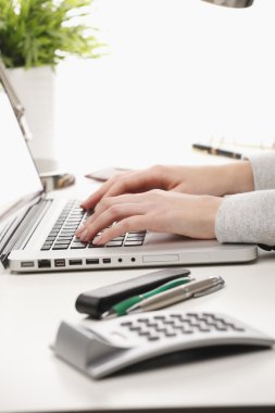 zakenvrouw datas berekenen