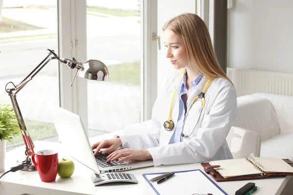 Aantrekkelijke zakenvrouw is typen op haar toetsenbord — Stockfoto