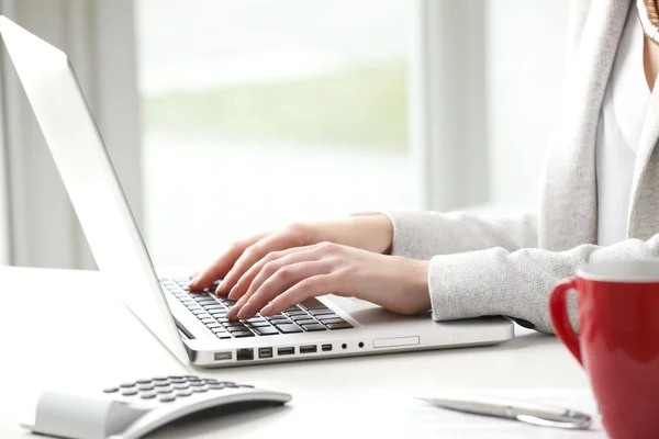 Empresária digitando no teclado — Fotografia de Stock