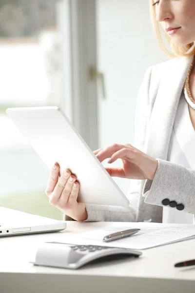 Empresária está digitando em seu tablet — Fotografia de Stock