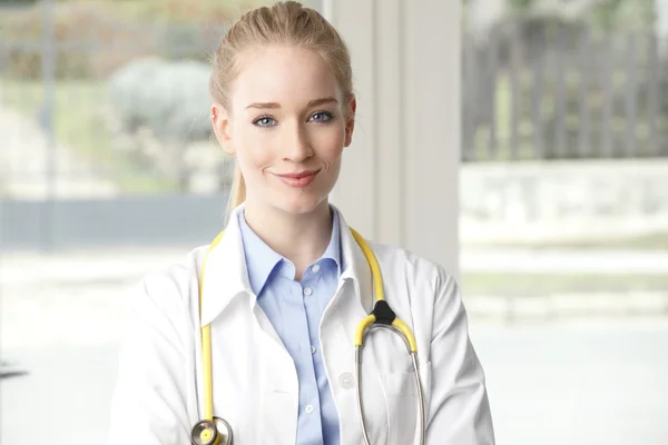 Närbild av en kvinnlig läkare ler — Stockfoto