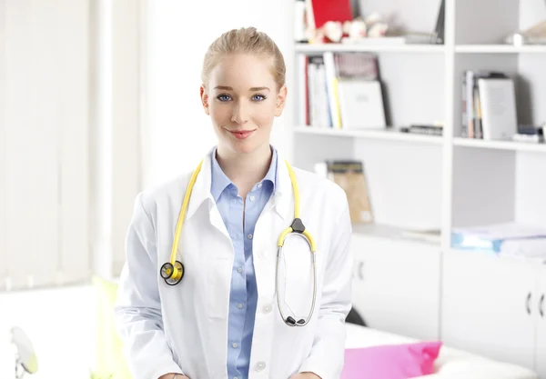 Gros plan d'une femme médecin souriante — Photo