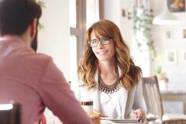 Schöne Frau sitzt im Café — Stockfoto