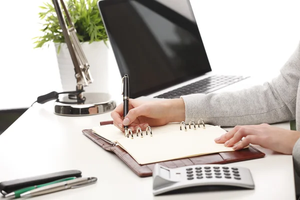 Nahaufnahme einer Geschäftsfrau, die analysiert — Stockfoto