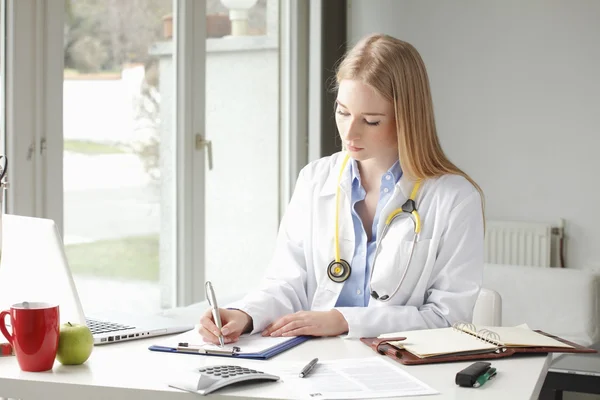 Gros plan d'une femme médecin — Photo