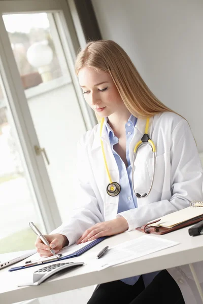 Gros plan d'une femme médecin — Photo