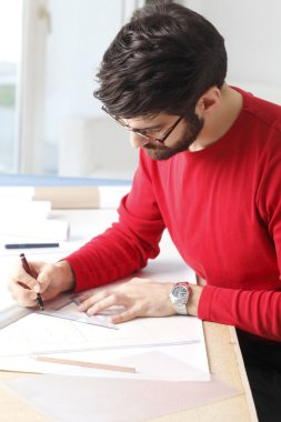 genç mimar Studio çalışma.