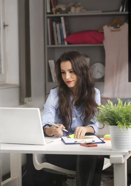 Young businesswoman working at home — Stock Photo, Image