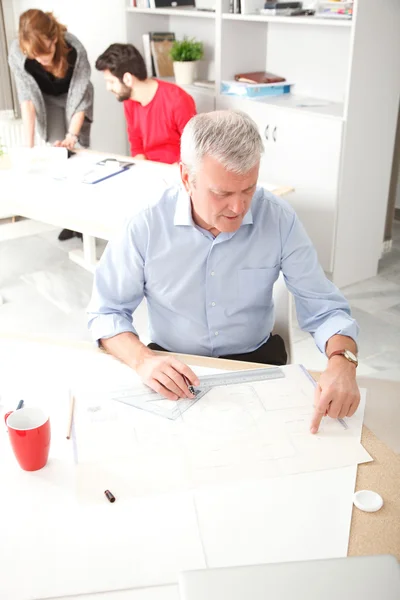 Senior Architect working in studio — Stockfoto