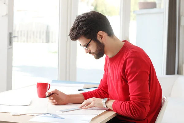 Junge Architektin arbeitet im Atelier. — Stockfoto