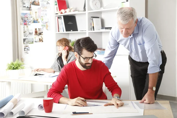 Équipe d'affaires dans le studio d'architecte — Photo