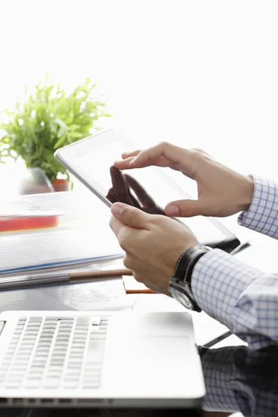 Businessman analyzing data — Stock Photo, Image