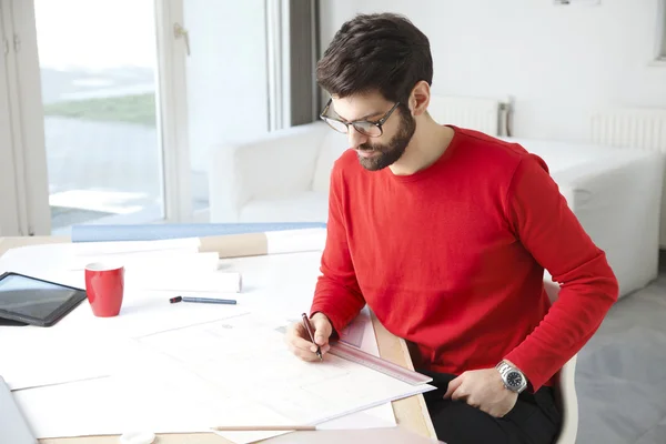 Empresario trabajando en estudio de arquitectura —  Fotos de Stock