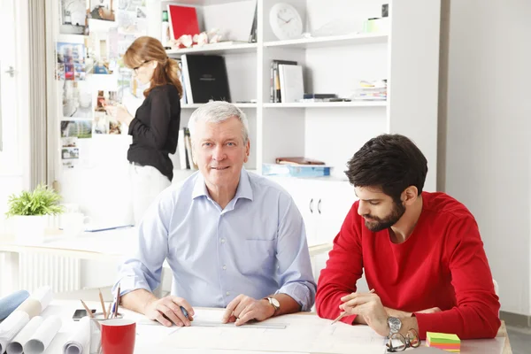 Équipe d'affaires dans le studio d'architecte — Photo