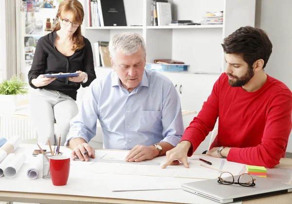 Zakelijke team in architect studio — Stockfoto