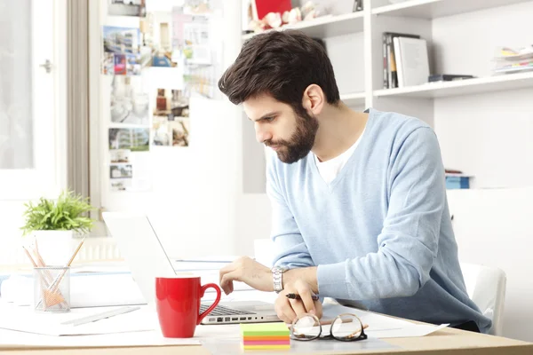 Affärsman som arbetar hemma. — Stockfoto