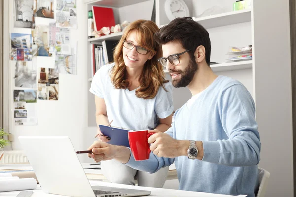 Zakelijke collega 's werken aan laptop — Stockfoto