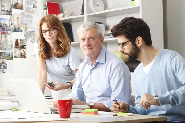 Business colleagues working on laptop — Stock Photo, Image