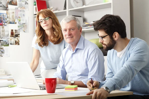 Zakelijke collega 's werken aan laptop — Stockfoto