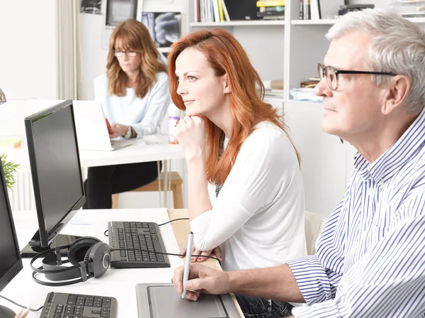 Trabajo en equipo en estudio de diseño gráfico . — Foto de Stock