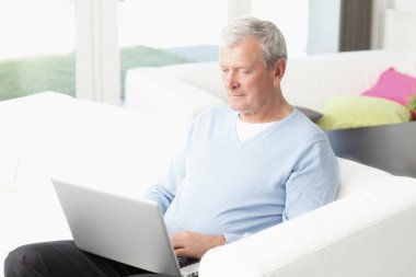 Evde çalışan kıdemli adam.