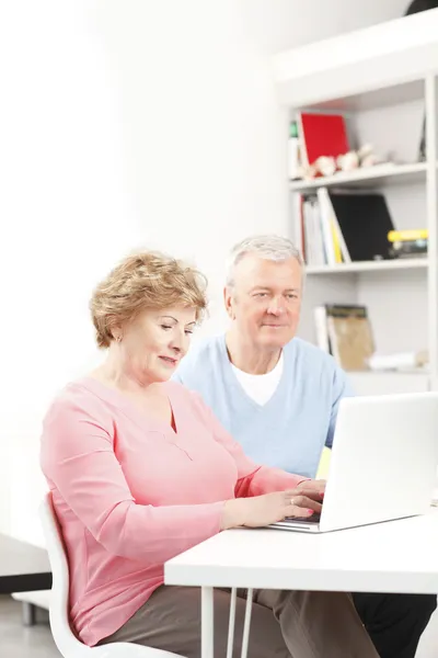 Glückliches Seniorenpaar — Stockfoto