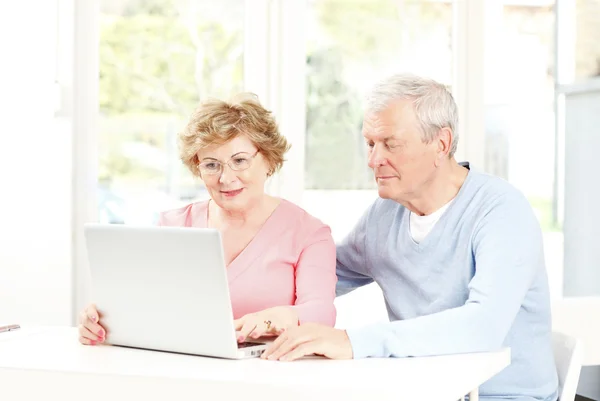 Glückliches Seniorenpaar — Stockfoto