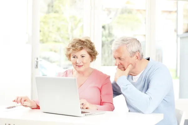 Feliz pareja de ancianos —  Fotos de Stock