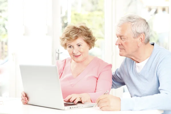 Glückliches Seniorenpaar — Stockfoto