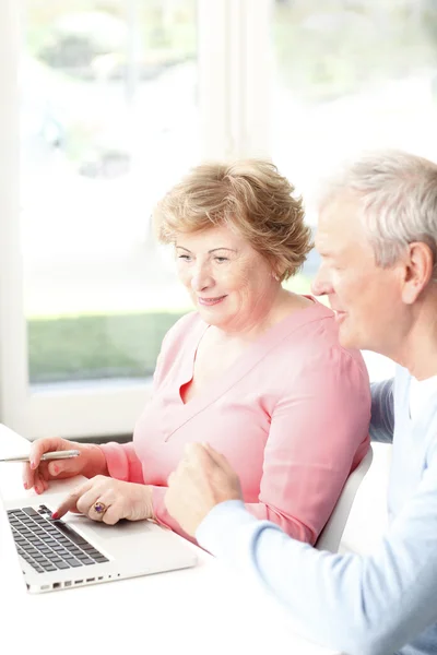 Glückliches Seniorenpaar — Stockfoto