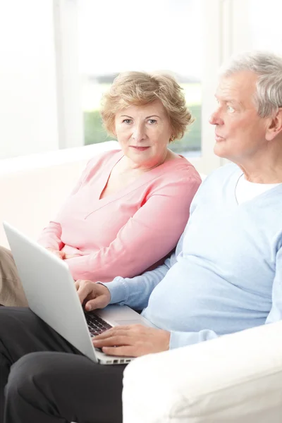 Feliz pareja de ancianos — Foto de Stock