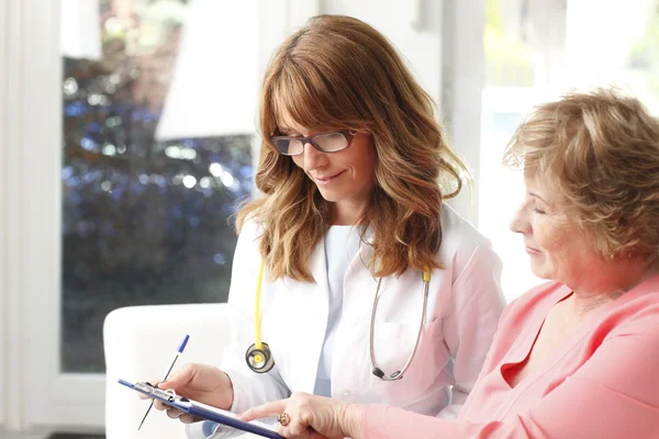 Medico femminile con paziente anziano — Foto Stock