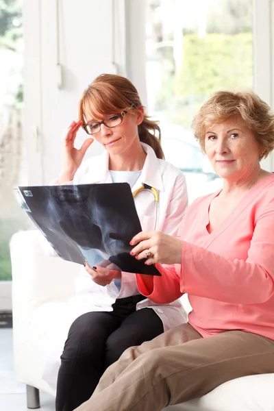 Ärztin analysiert Röntgenbild — Stockfoto