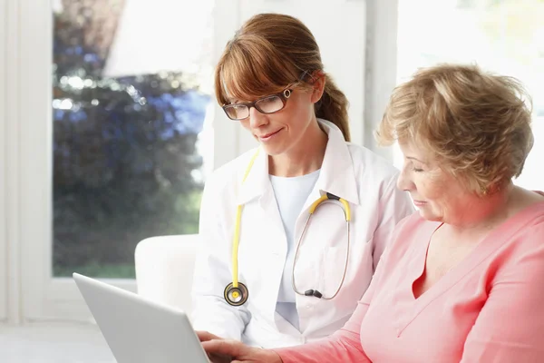 Female doctor with senior patient — Stock Photo, Image