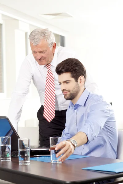 Mensen uit het bedrijfsleven in een vergadering bespreken — Stockfoto