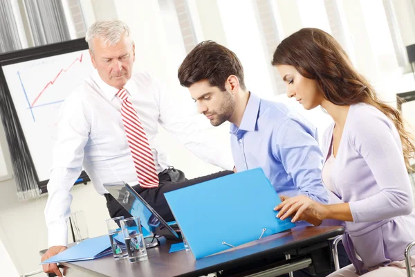 Geschäftsleute diskutieren bei Treffen — Stockfoto