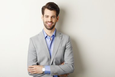 gülümseyen genç adam