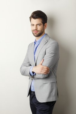 gülümseyen genç adam