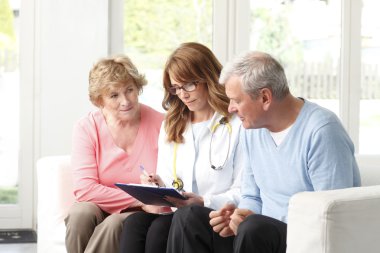 vrouwelijke arts analyseren x-ray