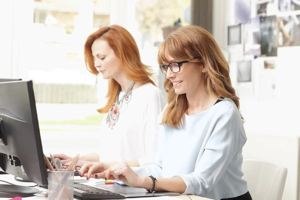 Trabajo en equipo en un moderno estudio gráfico — Foto de Stock