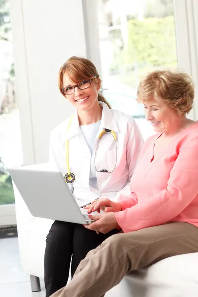 Female doctor with senior patrient — Stock Photo, Image