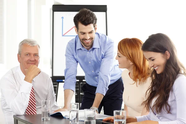 Zakenmensen op vergadering — Stockfoto