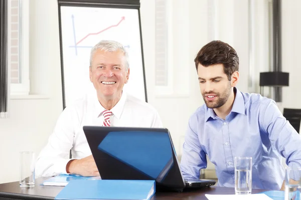 Zakenmensen discussiëren tijdens vergadering — Stockfoto