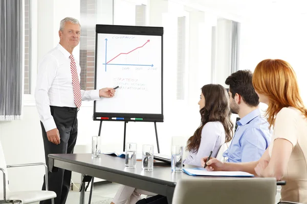 Apresentação do empresário sénior — Fotografia de Stock