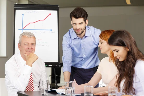 Geschäftsleute diskutieren bei Treffen — Stockfoto