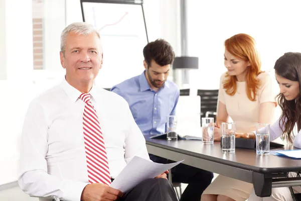 Zakenmensen discussiëren tijdens vergadering — Stockfoto