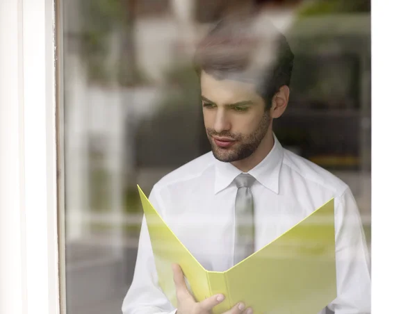 Young businessman holding document — Stock Photo, Image