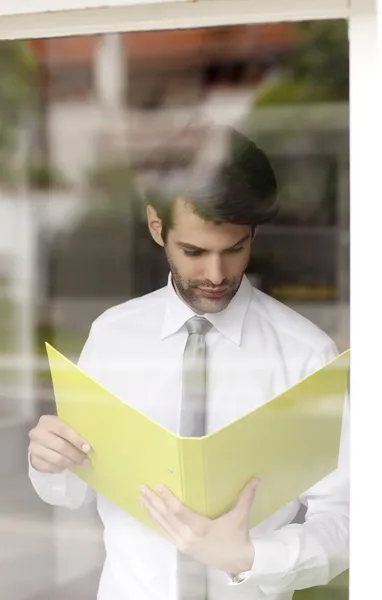 Young businessman holding document — Stock Photo, Image