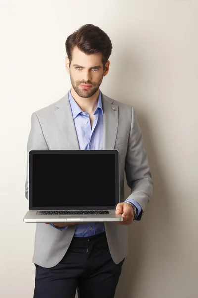 Uomo d'affari con laptop — Foto Stock